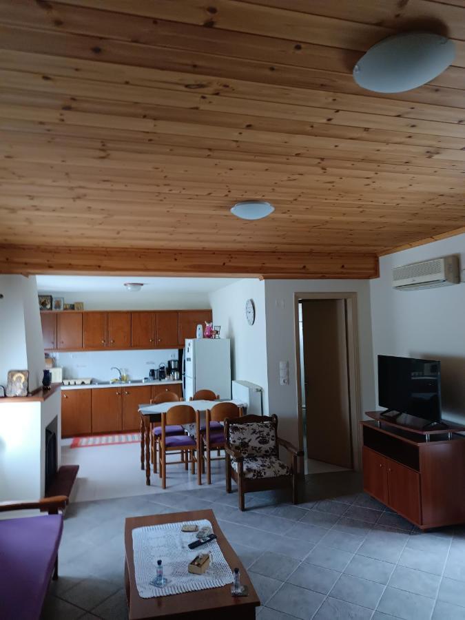 Chrysa'S House Apartment Егіо Екстер'єр фото